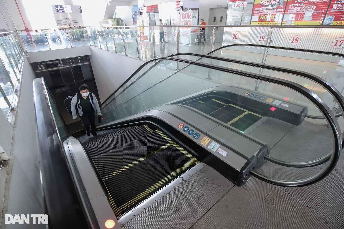 Từ hầm gửi xe, hành khách di chuyển lên tầng trệt mua vé bằng thang cuốn. Ở tầng trệt sảnh nhà ga bến xe Miền Đông mới có 2 thang cuốn cho khách lên các tầng 2, 3 và 4. Từ hầm gửi xe, hành khách di chuyển lên tầng trệt mua vé bằng thang cuốn. Ở tầng trệt sảnh nhà ga bến xe Miền Đông mới có 2 thang cuốn cho khách lên các tầng 2, 3 và 4.