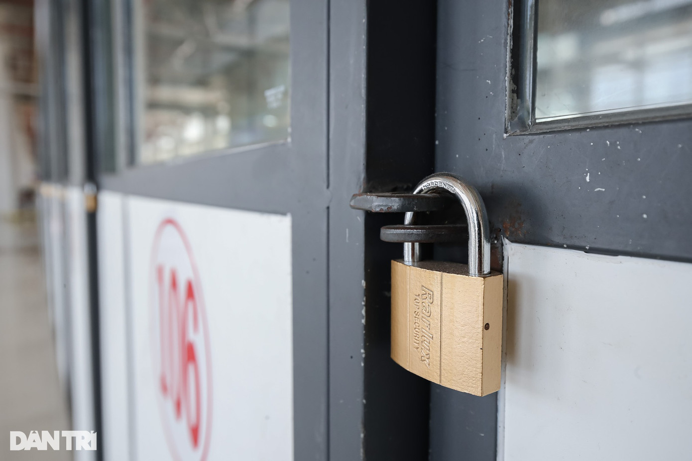 Loạt ki ốt bán vé tại sảnh tầng trệt bến xe vắng bóng hành khách, một số đã cửa đóng then cài. Loạt ki ốt bán vé tại sảnh tầng trệt bến xe vắng bóng hành khách, một số đã cửa đóng then cài.