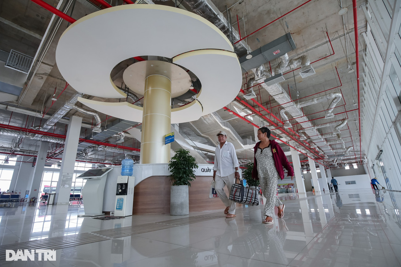 Theo nhiều hành khách, bến xe Miền Đông mới hiện đại, khang trang hơn bến cũ. Tuy nhiên, do nằm cách xa trung tâm khiến họ tốn nhiều thời gian di chuyển và chi phí đi lại cao hơn. Theo nhiều hành khách, bến xe Miền Đông mới hiện đại, khang trang hơn bến cũ. Tuy nhiên, do nằm cách xa trung tâm khiến họ tốn nhiều thời gian di chuyển và chi phí đi lại cao hơn.