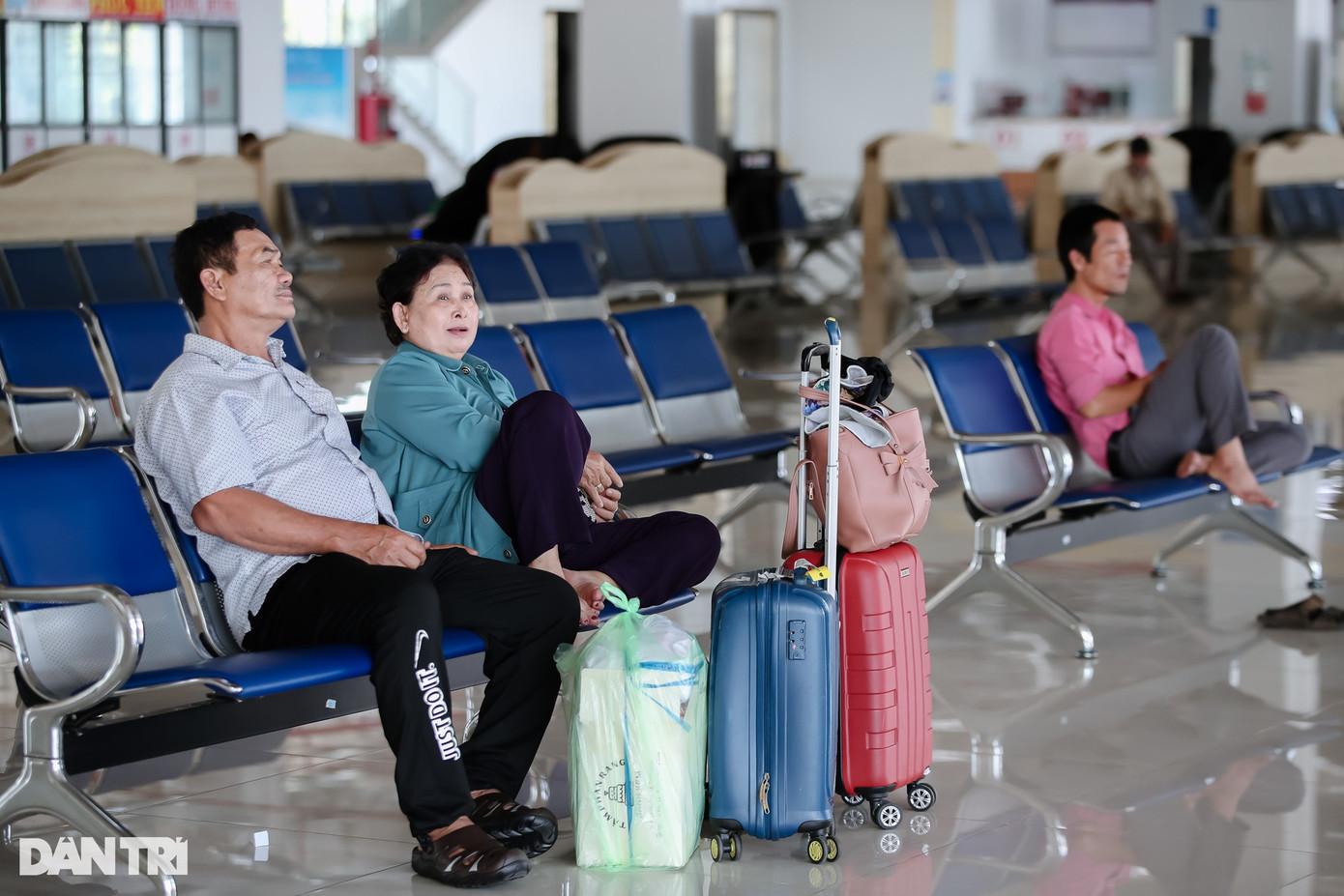 Bà Nguyễn Thị Hồng (62 tuổi, ngụ quận Bình Thạnh) cho biết vợ chồng bà vẫn giữ thói quen đi xe buýt về bến xe Miền Đông mới để mua vé về Nha Trang thăm gia đình. "Mặc dù có nhiều nhà xe đón đưa tận nhà nhưng vợ chồng tôi vẫn có thói quen đi xe buýt về đây để mua vé xe về quê. Tuy hơi vất vả nhưng đổi lại được an toàn, dịch vụ đi kèm khá tốt", bà Hồng nói. Bà Nguyễn Thị Hồng (62 tuổi, ngụ quận Bình Thạnh) cho biết vợ chồng bà vẫn giữ thói quen đi xe buýt về bến xe Miền Đông mới để mua vé về Nha Trang thăm gia đình. "Mặc dù có nhiều nhà xe đón đưa tận nhà nhưng vợ chồng tôi vẫn có thói quen đi xe buýt về đây để mua vé xe về quê. Tuy hơi vất vả nhưng đổi lại được an toàn, dịch vụ đi kèm khá tốt", bà Hồng nói.