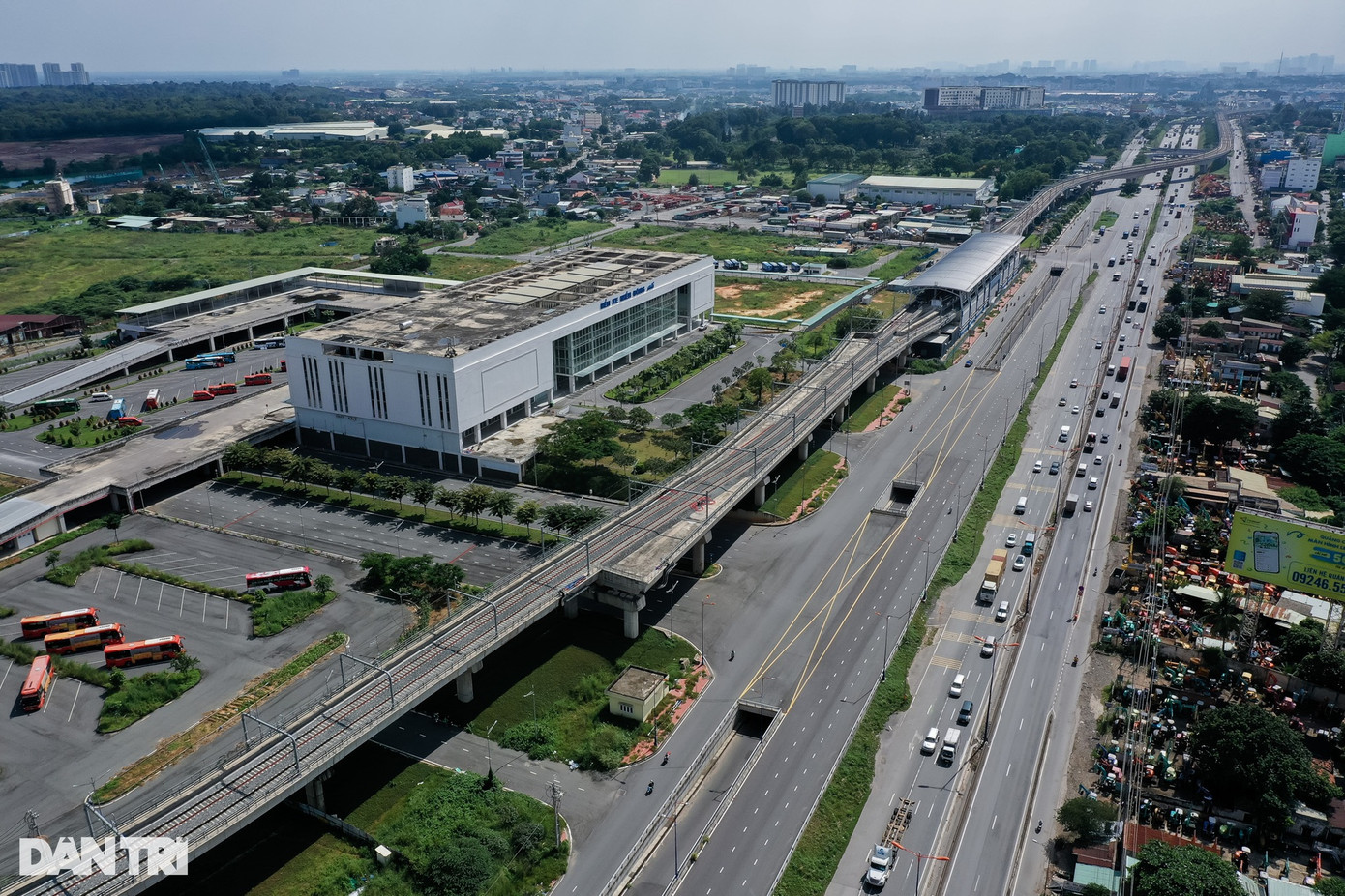 Theo đại diện bến xe Miền Đông mới, nguyên nhân khiến lượng phương tiện và hành khách chưa đạt kỳ vọng là do hạ tầng xung quanh bến xe chưa hoàn thiện, yếu tố kết nối giao thông khu vực phía trước nhà ga chưa thuận lợi, các cầu vượt chưa hoạt động... Đáng lưu ý, nguyên nhân chủ yếu là các phương tiện chạy sai quy định vào nội thành nhiều, dẫn đến sự cạnh tranh thiếu công bằng. Do đó, một số doanh nghiệp tuy đã di dời ra bến mới nhưng không hiệu quả, họ đành "tìm kiếm phương án khác để tạo doanh thu". Theo đại diện bến xe Miền Đông mới, nguyên nhân khiến lượng phương tiện và hành khách chưa đạt kỳ vọng là do hạ tầng xung quanh bến xe chưa hoàn thiện, yếu tố kết nối giao thông khu vực phía trước nhà ga chưa thuận lợi, các cầu vượt chưa hoạt động... Đáng lưu ý, nguyên nhân chủ yếu là các phương tiện chạy sai quy định vào nội thành nhiều, dẫn đến sự cạnh tranh thiếu công bằng. Do đó, một số doanh nghiệp tuy đã di dời ra bến mới nhưng không hiệu quả, họ đành "tìm kiếm phương án khác để tạo doanh thu".