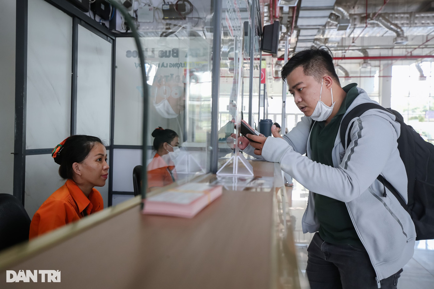 Theo ghi nhận của phóng viên Dân trí vào sáng 24/10, lượng khách đến và đi tại bến xe Miền Đông mới thưa thớt. Theo ghi nhận của phóng viên Dân trí vào sáng 24/10, lượng khách đến và đi tại bến xe Miền Đông mới thưa thớt.