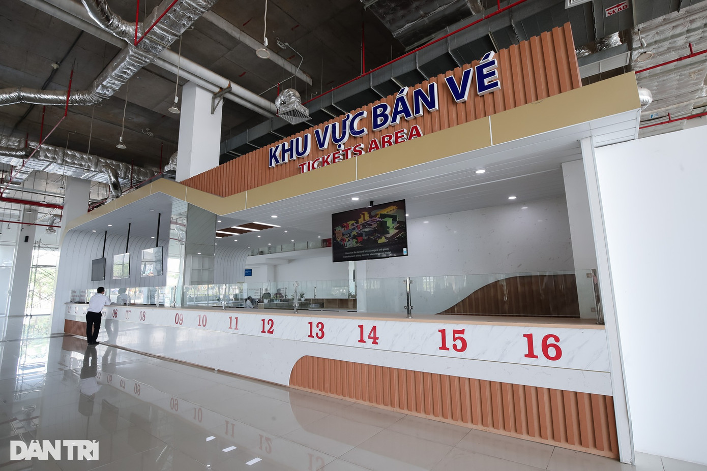 Nhà ga trung tâm của bến xe có 4 tầng mặt đất và 2 tầng hầm với tổng diện tích sàn xây dựng khoảng 50.000m2. Khu vực quầy bán vé được thiết kế hiện đại, đẹp mắt nhưng rất đìu hiu. Nhà ga trung tâm của bến xe có 4 tầng mặt đất và 2 tầng hầm với tổng diện tích sàn xây dựng khoảng 50.000m2. Khu vực quầy bán vé được thiết kế hiện đại, đẹp mắt nhưng rất đìu hiu.