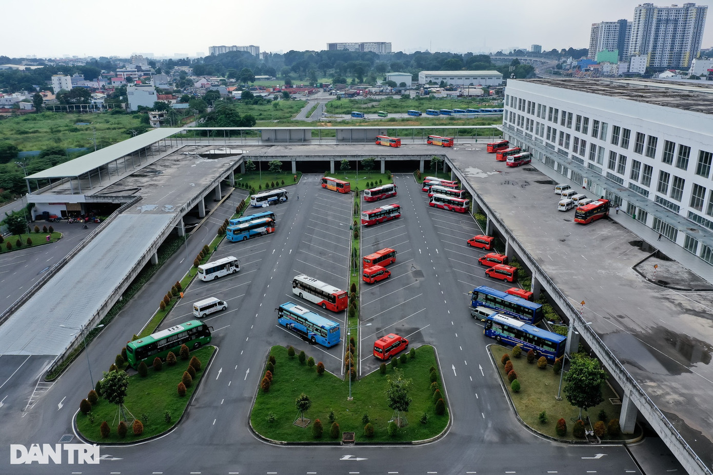 Khu vực đỗ xe có thiết kế khá hiện đại, được phân chia vị trí rõ ràng. Tuy nhiên, lượng xe đỗ ở đây rất ít. Khu vực đỗ xe có thiết kế khá hiện đại, được phân chia vị trí rõ ràng. Tuy nhiên, lượng xe đỗ ở đây rất ít.