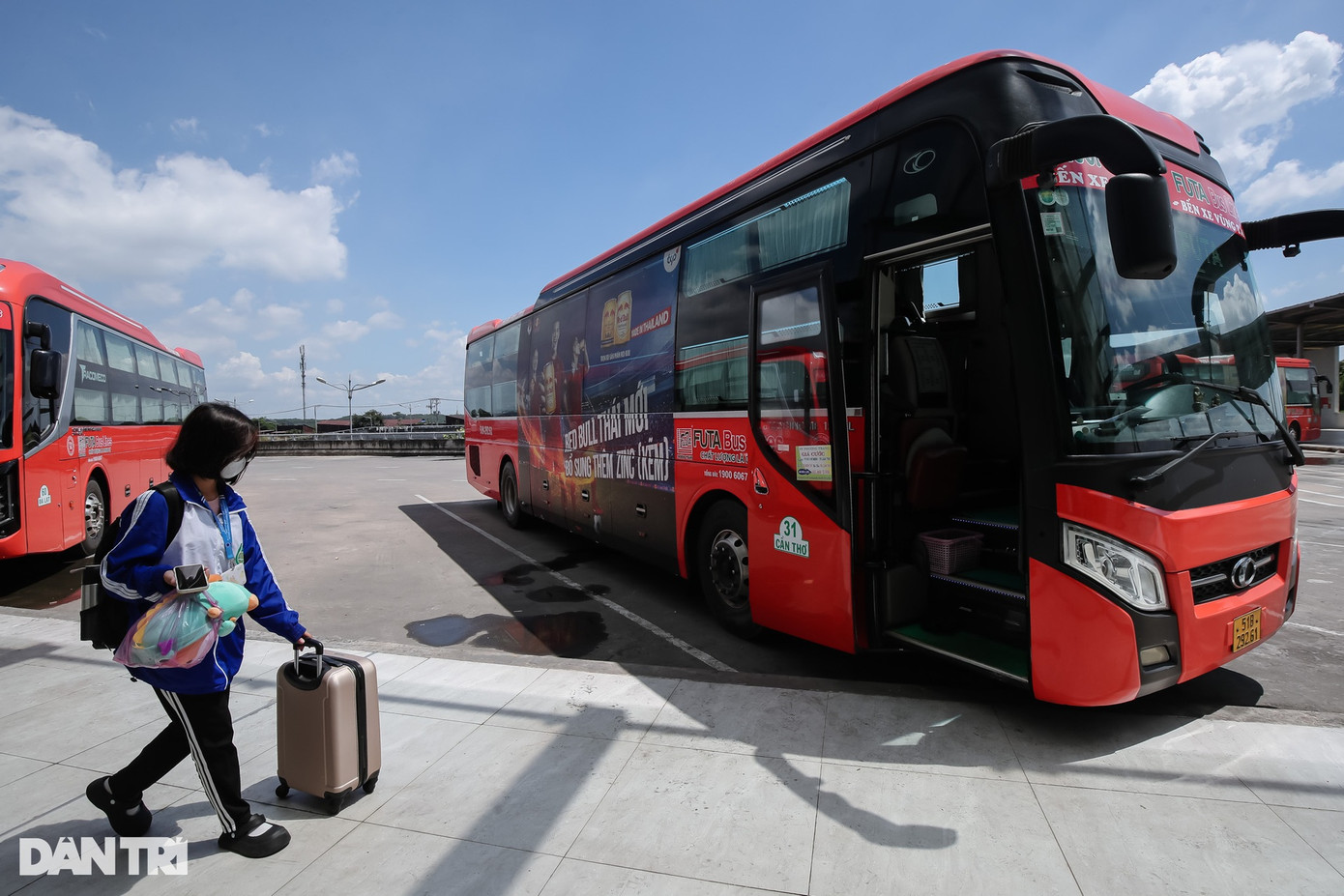 Trong tháng 10, lượng xe xuất bến là 170 xe/ngày, với khoảng 2.200 lượt hành khách sử dụng dịch vụ. Đại diện bến xe Miền Đông mới cho biết, sản lượng hiện chỉ đạt 35% so với thời điểm trước khi di dời giai đoạn 2. Trong tháng 10, lượng xe xuất bến là 170 xe/ngày, với khoảng 2.200 lượt hành khách sử dụng dịch vụ. Đại diện bến xe Miền Đông mới cho biết, sản lượng hiện chỉ đạt 35% so với thời điểm trước khi di dời giai đoạn 2.