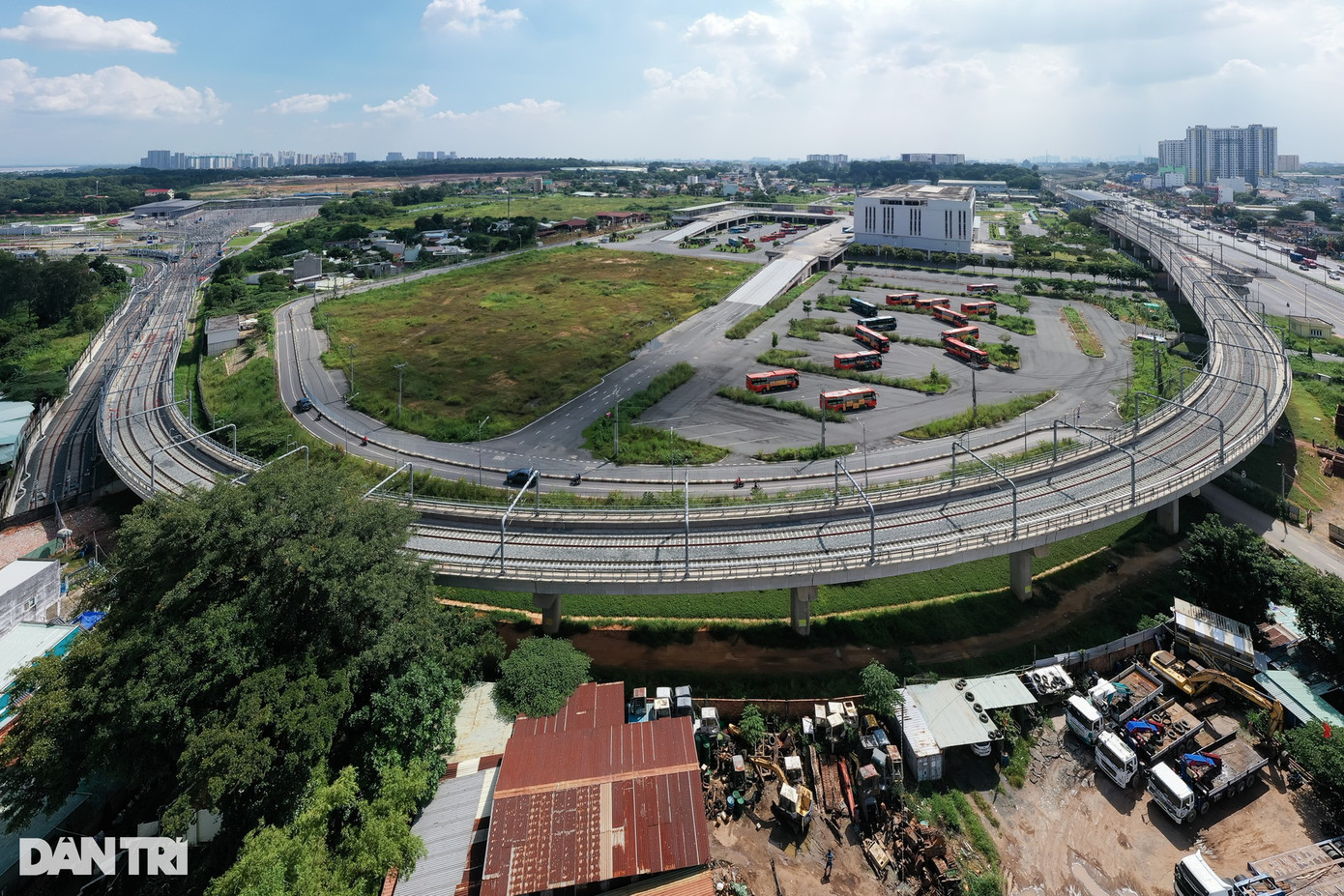 Trước bến xe Miền Đông mới là nhà ga thuộc tuyến metro số 1 Bến Thành - Suối Tiên. Dự án xây dựng tuyến metro số 1 hiện đạt 96,5% khối lượng công việc, dự kiến khai thác thương mại vào tháng 7/2024. Đây là loại hình vận tải hành khách công cộng khối lượng lớn, được kỳ vọng sẽ tạo điều kiện thuận lợi cho hành khách đi và đến bến xe. Trước bến xe Miền Đông mới là nhà ga thuộc tuyến metro số 1 Bến Thành - Suối Tiên. Dự án xây dựng tuyến metro số 1 hiện đạt 96,5% khối lượng công việc, dự kiến khai thác thương mại vào tháng 7/2024. Đây là loại hình vận tải hành khách công cộng khối lượng lớn, được kỳ vọng sẽ tạo điều kiện thuận lợi cho hành khách đi và đến bến xe.