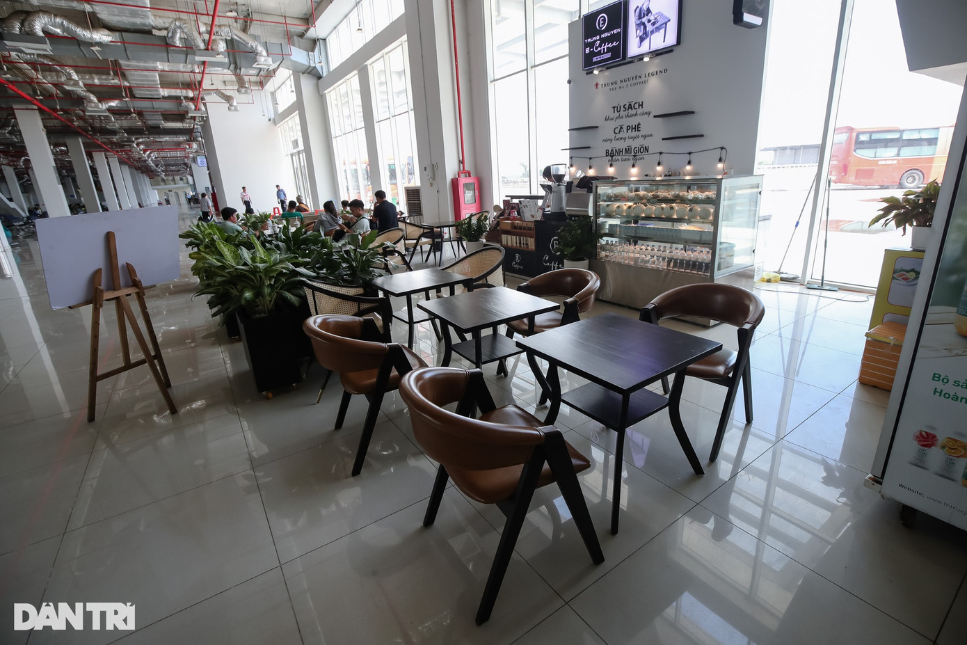 Khu vực tầng trệt là căn tin được bố trí bàn ghế, kinh doanh đồ ăn, nước uống, quầy thuốc... phục vụ hành khách khi đến bến xe. Tuy nhiên, các dịch vụ này cũng lâm cảnh ế ẩm. Khu vực tầng trệt là căn tin được bố trí bàn ghế, kinh doanh đồ ăn, nước uống, quầy thuốc... phục vụ hành khách khi đến bến xe. Tuy nhiên, các dịch vụ này cũng lâm cảnh ế ẩm.