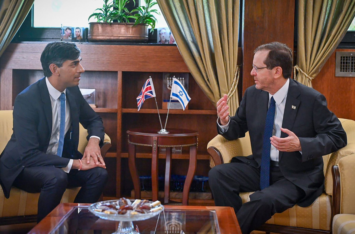 Thủ tướng Anh Rishi Sunak gặp Tổng thống Israel - Isaac Herzog. Ảnh: EPA Thủ tướng Anh Rishi Sunak gặp Tổng thống Israel - Isaac Herzog. Ảnh: EPA