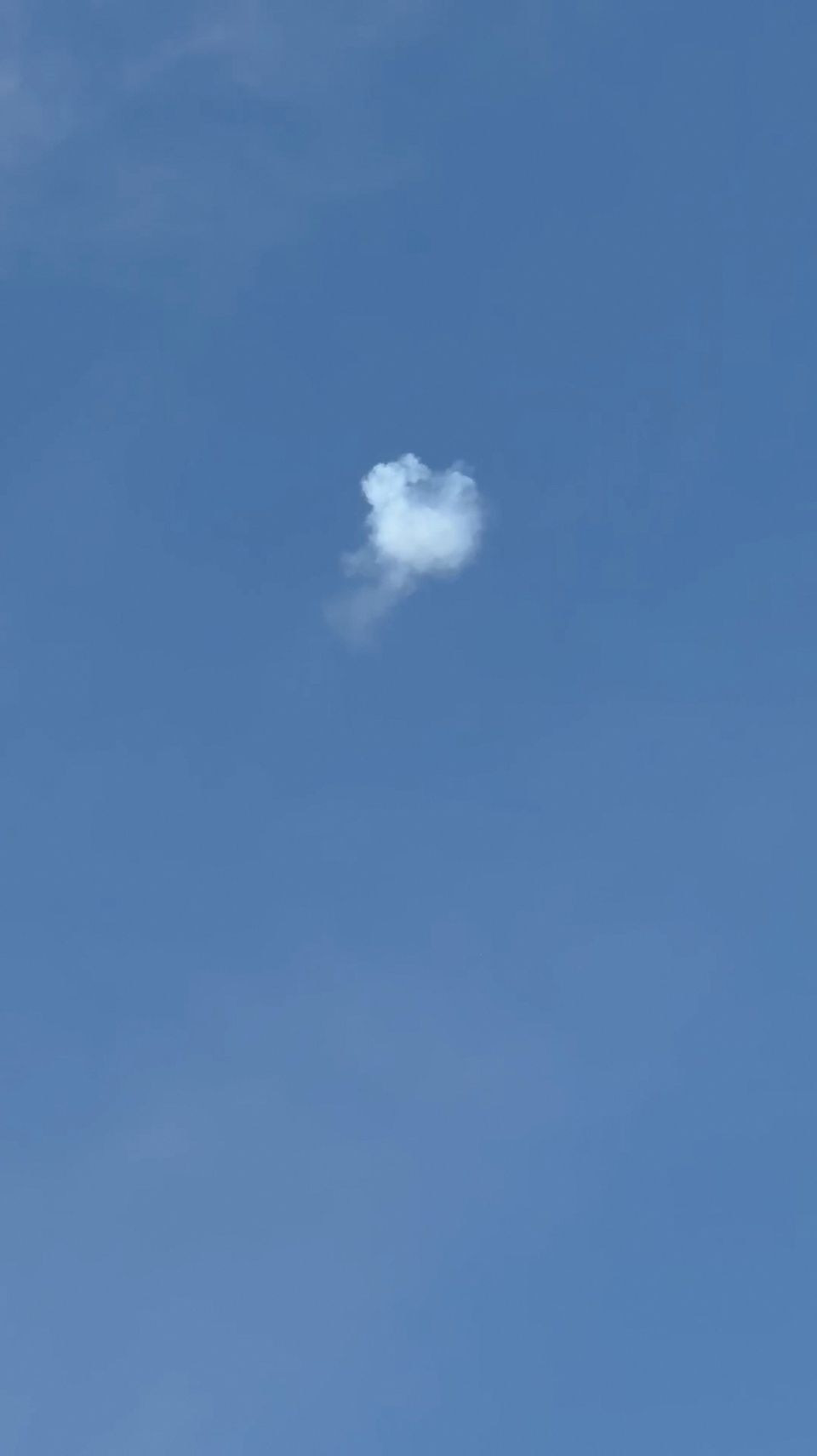 Một số hình ảnh về dấu vết quả đạn rơi xuống Nuweiba. Ảnh: Reuters