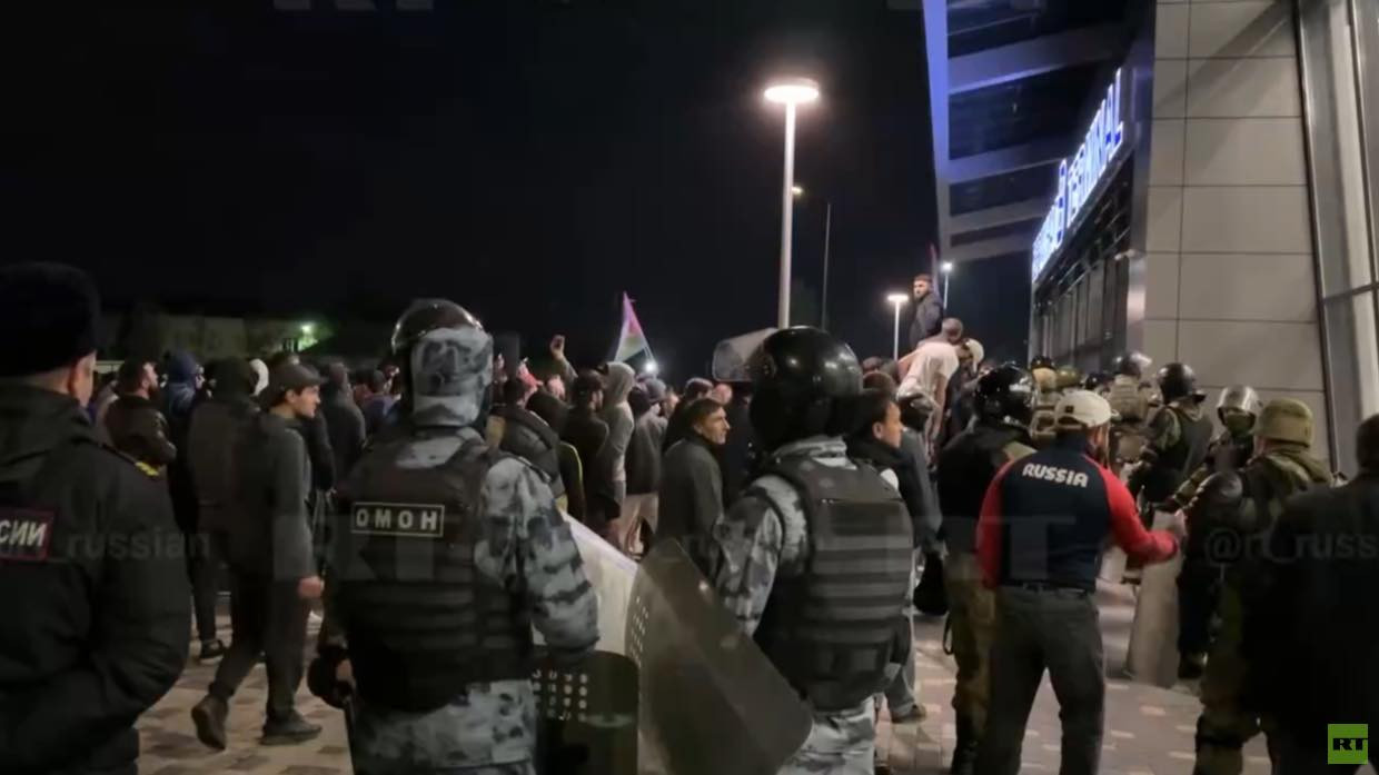 Lực lượng chống bạo động tại sân bay. Ảnh: RT Lực lượng chống bạo động tại sân bay. Ảnh: RT