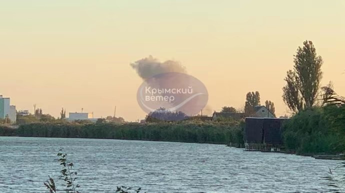 Khói bốc lên ở Crimea. Ảnh: Pravda Khói bốc lên ở Crimea. Ảnh: Pravda