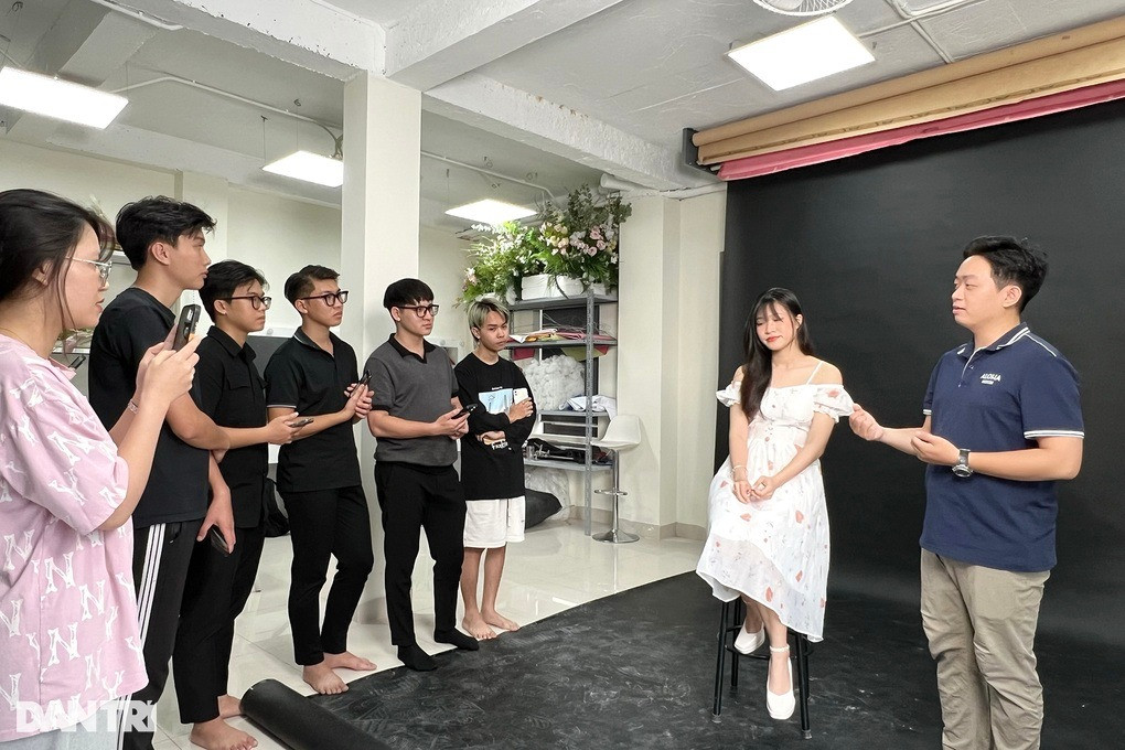 Anh Việt Anh (phải) khá bất ngờ trước nhu cầu học chụp ảnh của các đấng mày râu (Ảnh: Hồng Anh)