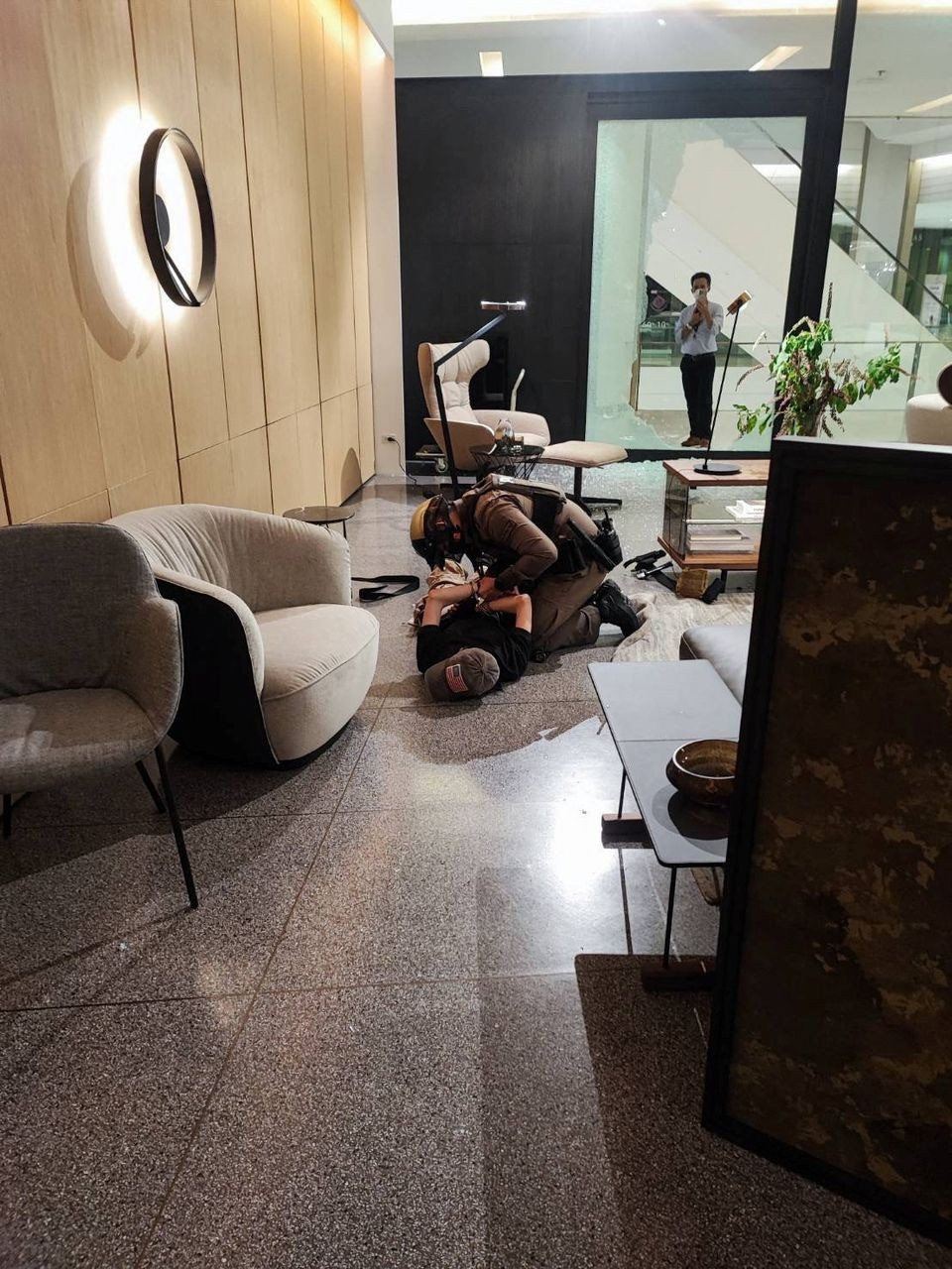 Nghi phạm bị khống chế. Ảnh: Reuters Nghi phạm bị khống chế. Ảnh: Reuters