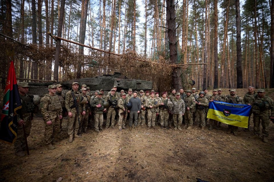 Ông Zelensky chụp ảnh cùng các binh sĩ trong chuyến thăm tiền tuyến. Ảnh: Reuters Ông Zelensky chụp ảnh cùng các binh sĩ trong chuyến thăm tiền tuyến. Ảnh: Reuters