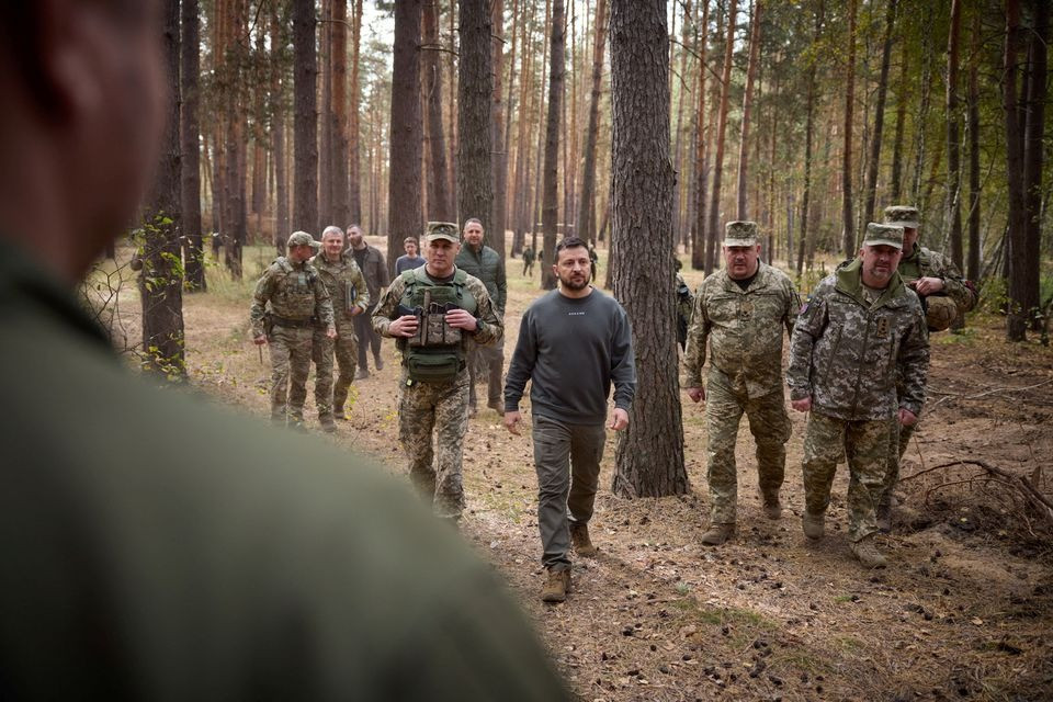 Tổng thống Ukraine Volodymyr Zelensky trong chuyến thị sát tiền tuyến phía đông bắc. Ảnh: Reuters Tổng thống Ukraine Volodymyr Zelensky trong chuyến thị sát tiền tuyến phía đông bắc. Ảnh: Reuters