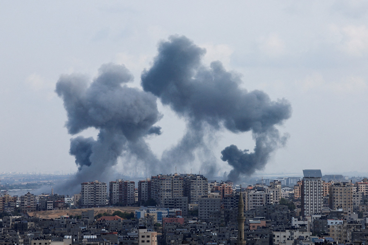 Khói bốc lên từ Dải Gaza. Ảnh: Reuters