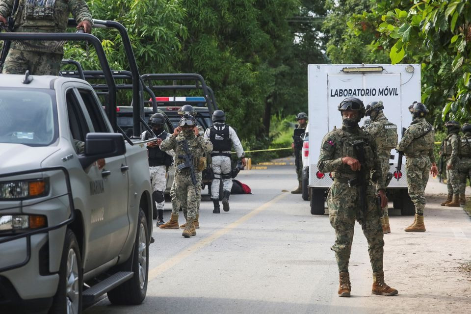 Các nhân viên an ninh được triển khai đến hiện trường. Ảnh: Reuters