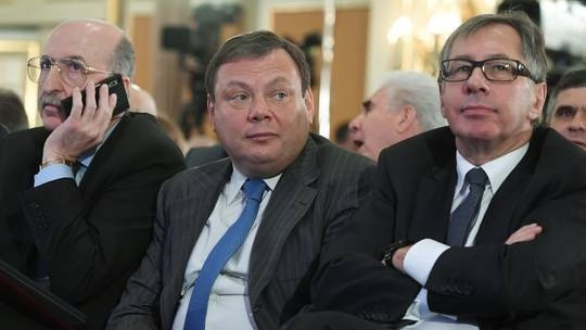 Mikhail Fridman (giữa) và Pyotr Aven (phải). Ảnh: Sputnik Mikhail Fridman (giữa) và Pyotr Aven (phải). Ảnh: Sputnik