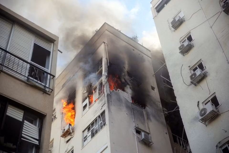 Một tòa nhà bị hư hại ở Tel Aviv (Israel). Ảnh: Reuters