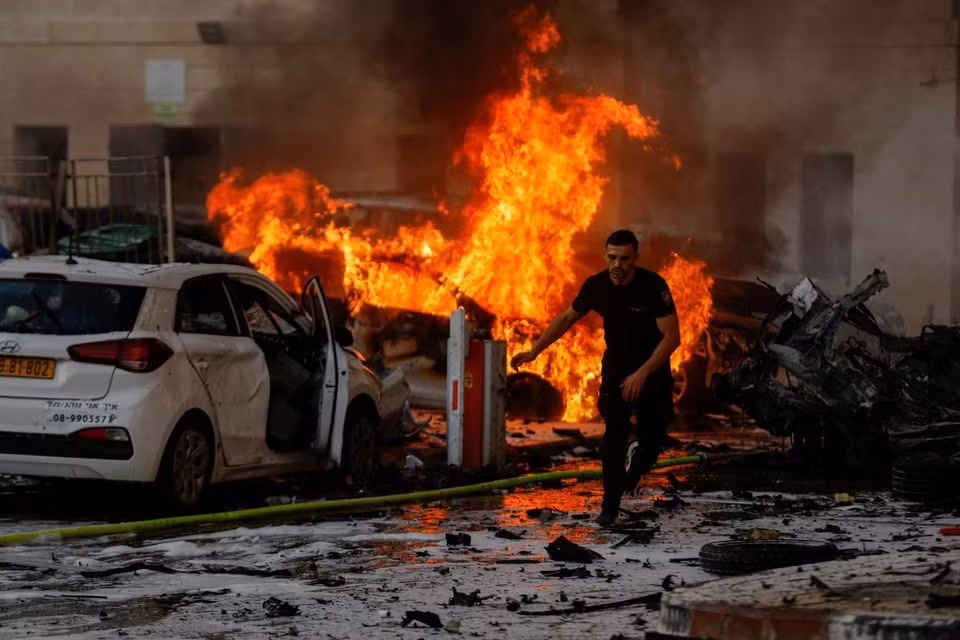 Cảnh tượng tan hoang ở Ashkelon. Ảnh: Reuters