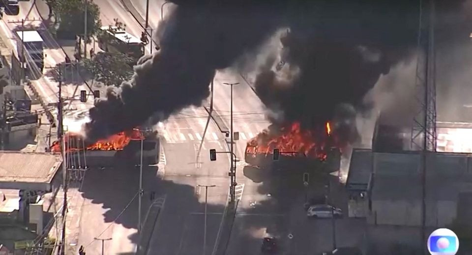 Hiện trường vụ phóng hỏa xe buýt. Ảnh: Reuters Hiện trường vụ phóng hỏa xe buýt. Ảnh: Reuters