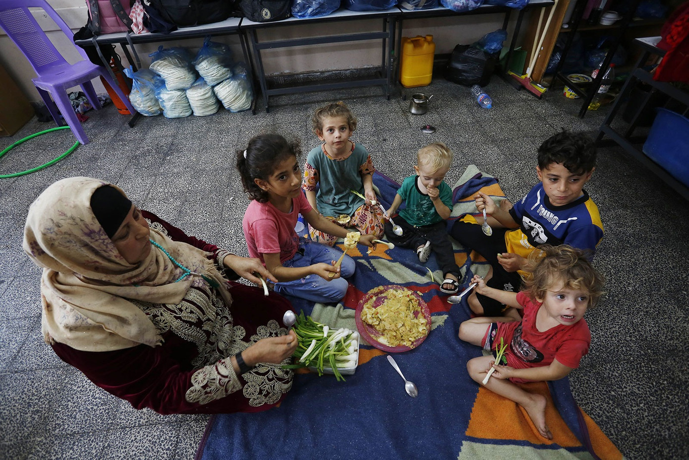 Người dân Palestine trú ẩn tại một cơ sở của Liên Hợp Quốc ở thành phố Gaza ngày 12/10. Ảnh: Anadolu Agency