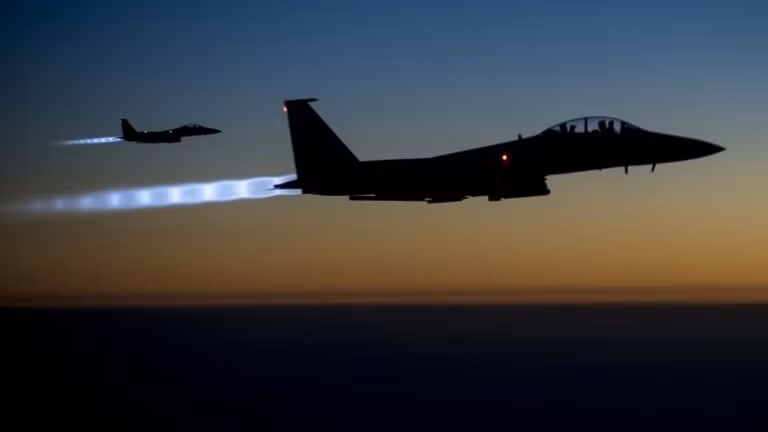 Máy bay F-15E Strike Eagles của Không quân Mỹ bay qua miền bắc Iraq sau cuộc không kích vào Syria, ngày 23/9/2014. Ảnh: Không quân Mỹ