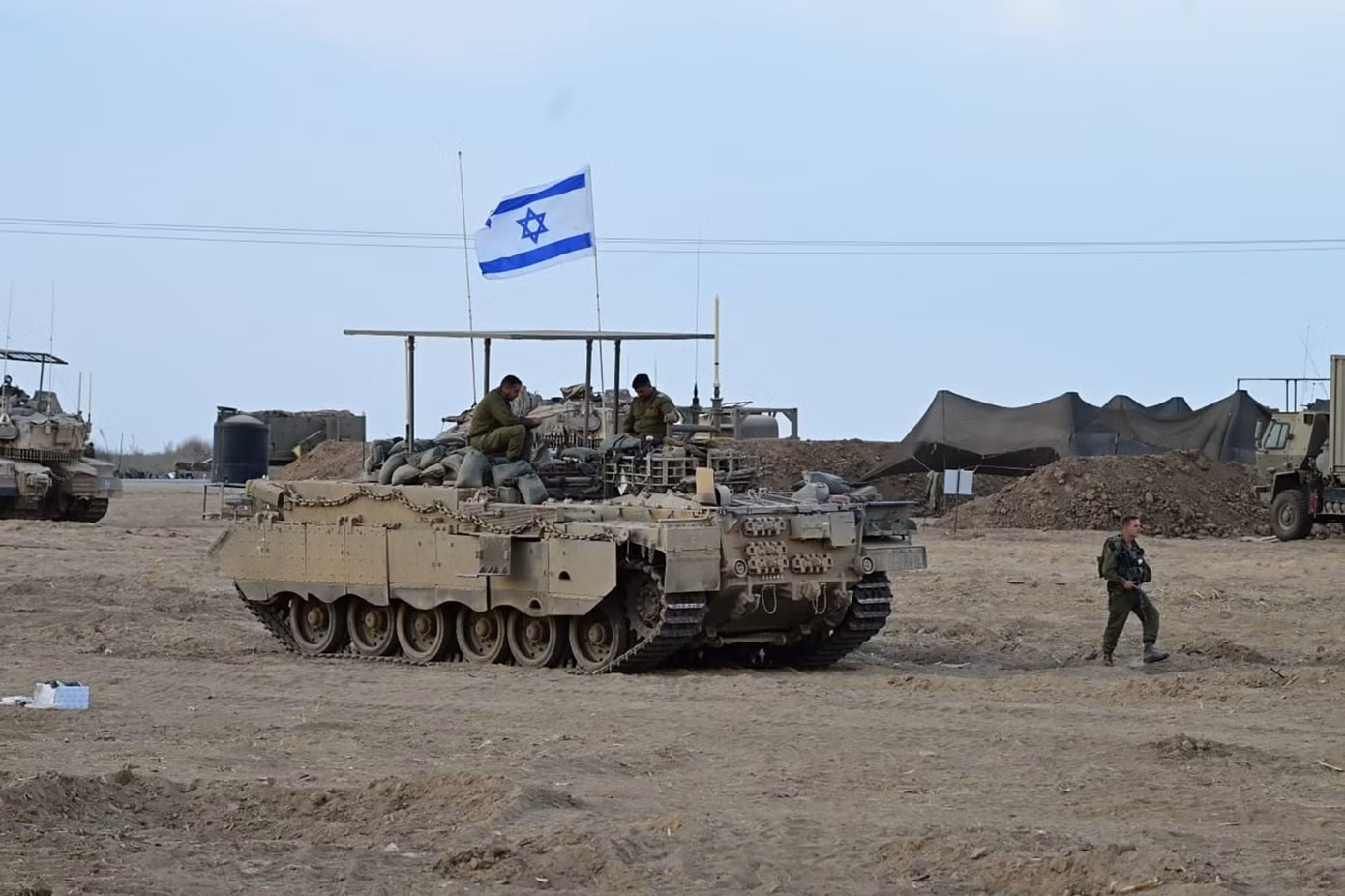 Xe quân sự của Israel ở gần Dải Gaza. Ảnh: Reuters Xe quân sự của Israel ở gần Dải Gaza. Ảnh: Reuters