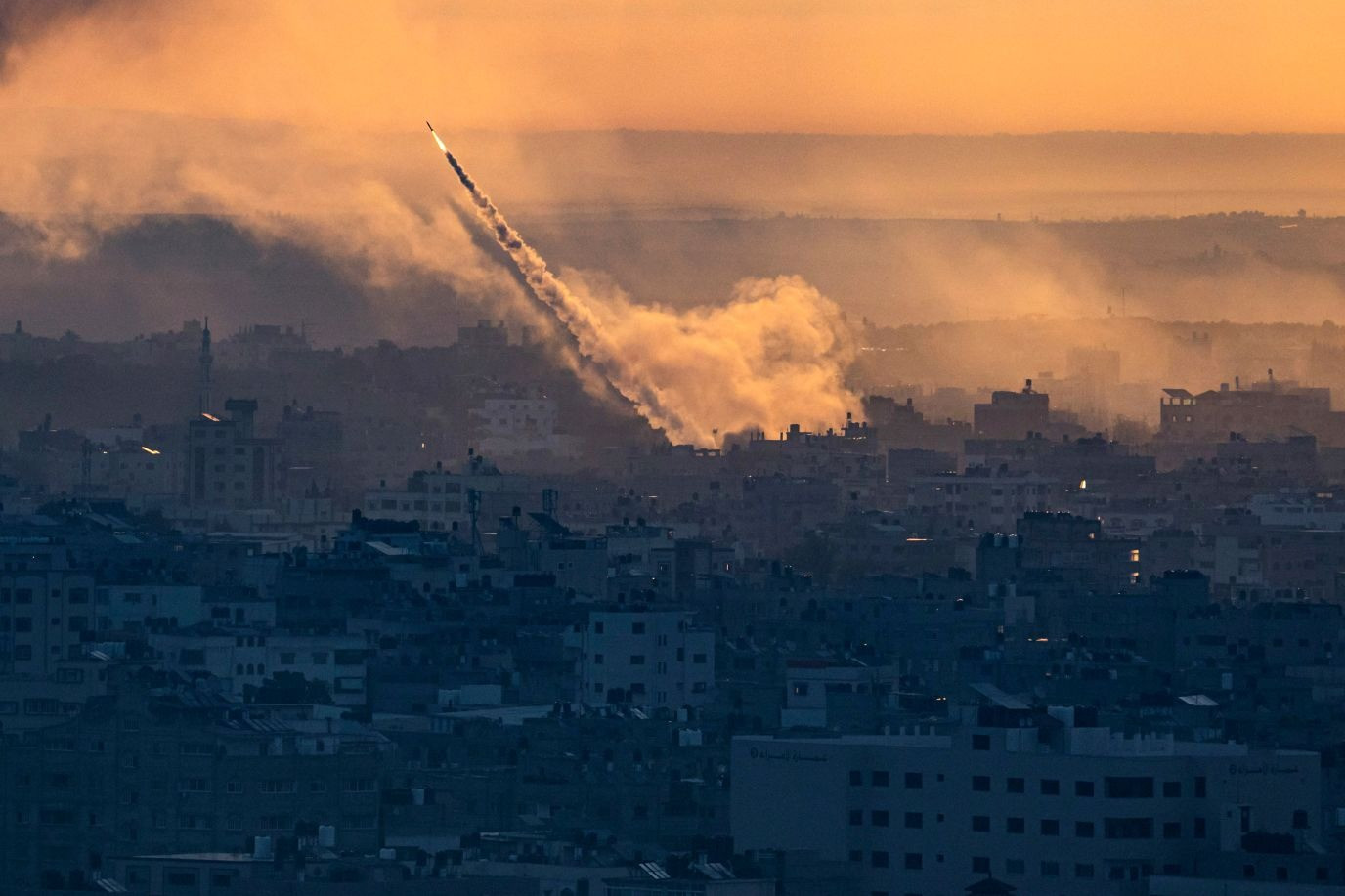 Rocket được phóng từ Dải Gaza vào Israel. Ảnh: AP