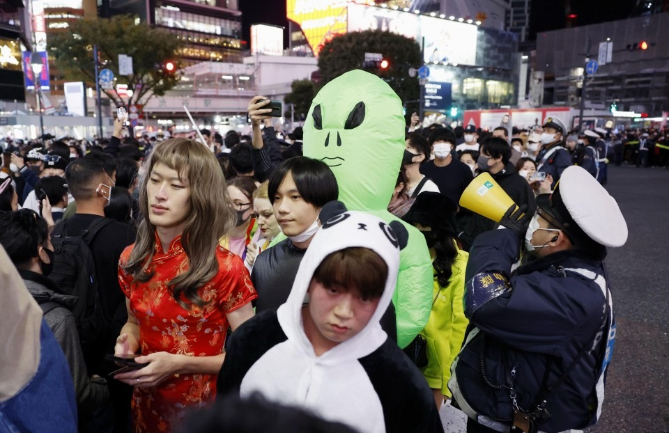 Thanh niên đón lễ Halloween ở Shibuya (Tokyo, Nhật Bản) đêm 31/10/2022. Ảnh: Kyodo News Thanh niên đón lễ Halloween ở Shibuya (Tokyo, Nhật Bản) đêm 31/10/2022. Ảnh: Kyodo News