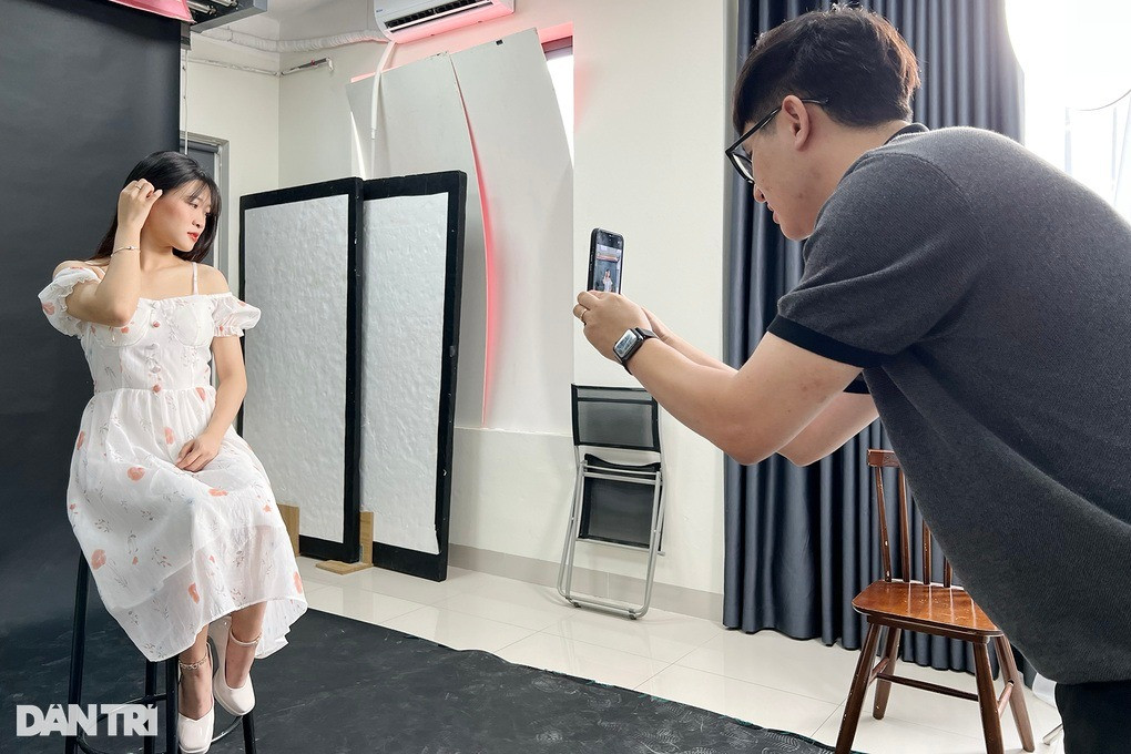 Anh Định thực hành trong lớp học chụp ảnh bằng điện thoại.