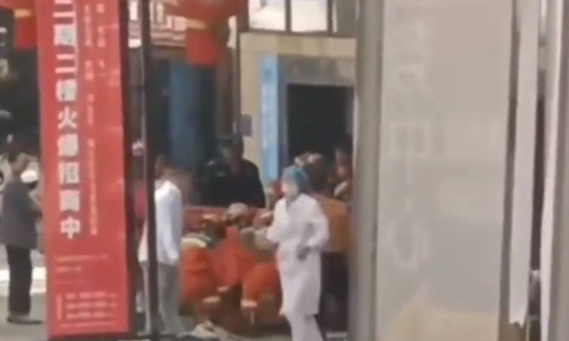 Nhân viên y tế tại hiện trường. Ảnh: Hoàn cầu Thời báo