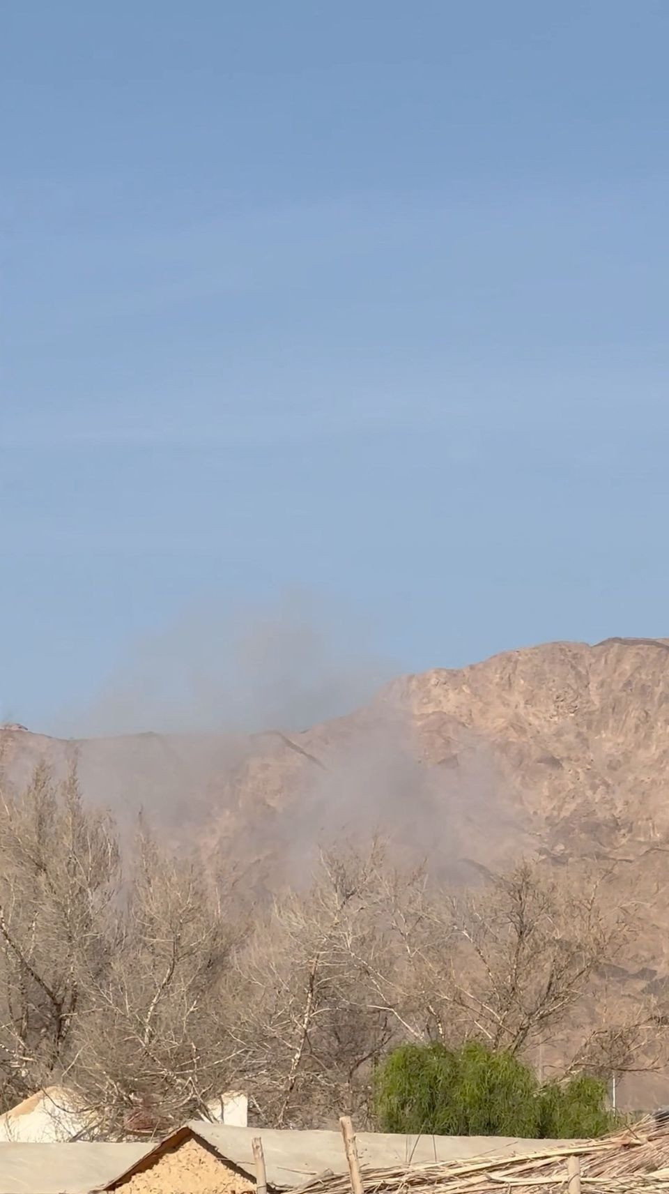 Một số hình ảnh về dấu vết quả đạn rơi xuống Nuweiba. Ảnh: Reuters