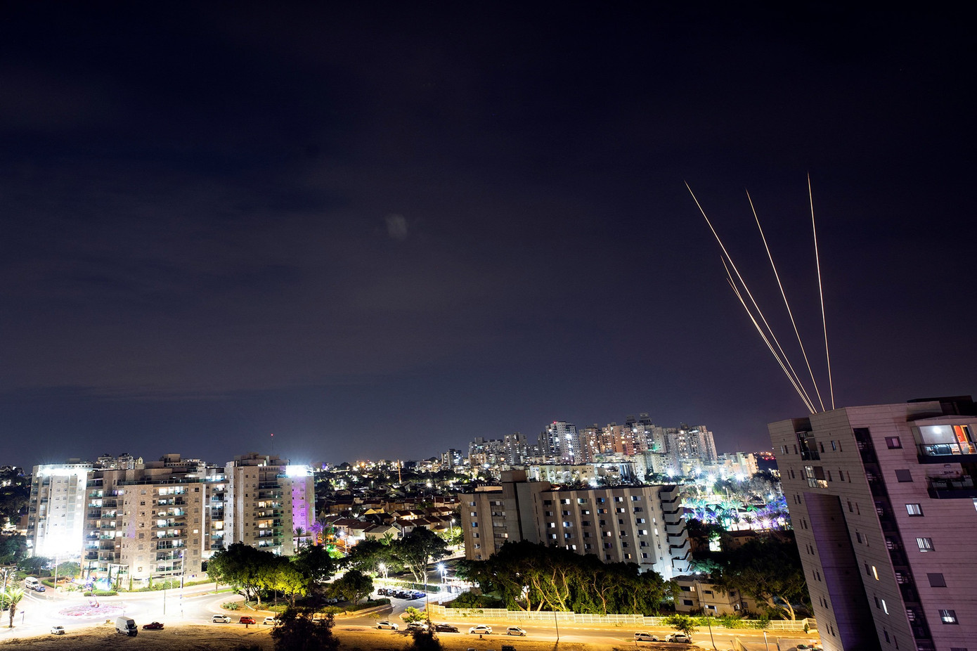 Rocket phóng từ Dải Gaza vào Israel. Ảnh: Reuters Rocket phóng từ Dải Gaza vào Israel. Ảnh: Reuters