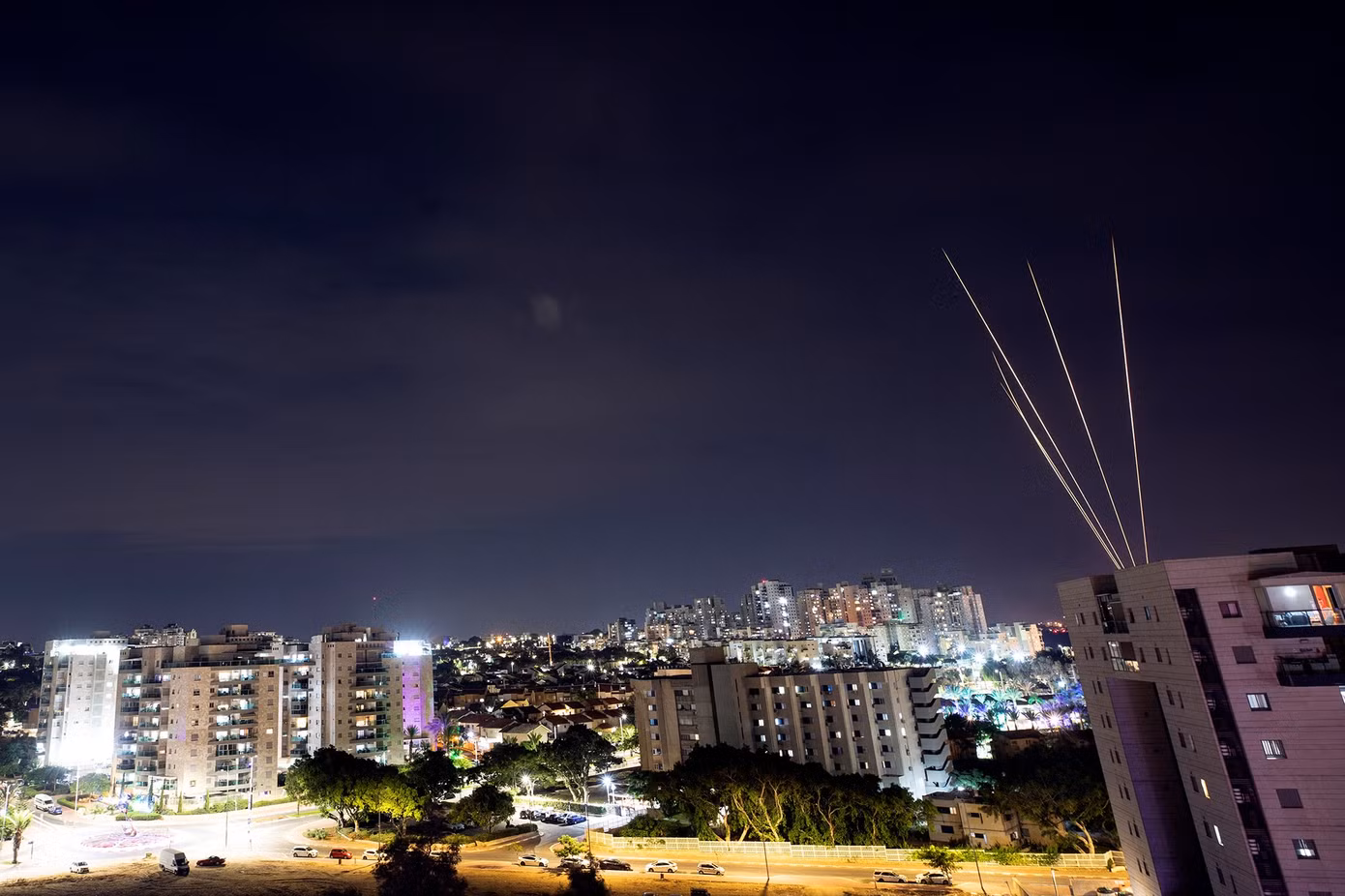 Rocket phóng từ Dải Gaza vào Israel. Ảnh: Reuters