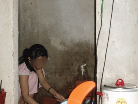 Vừa đi học, H vừa phải làm công việc của một người vợ. Vừa đi học, H vừa phải làm công việc của một người vợ