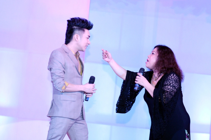 Sau đó anh kết hợp cùng Siu Black trong ca khúc Ly Cafe Ban Mê. Sự trình diễn ăn ý và máu lửa của hai người khiến khán giả mãn nhãn