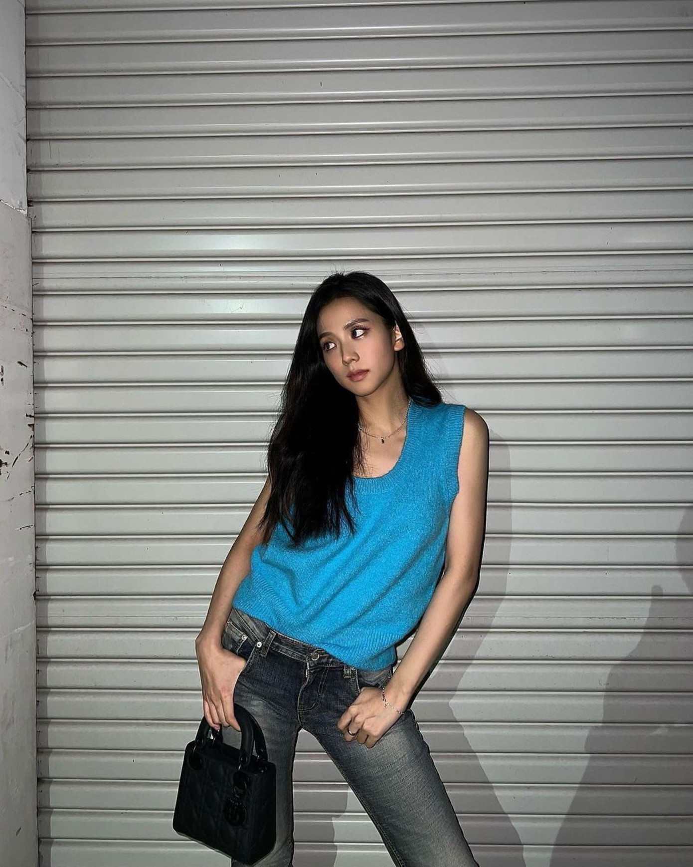 Những kiểu áo crop-top không tay, gile làm bật lên vóc dáng mảnh khảnh của cô. Những kiểu áo crop-top không tay, gile làm bật lên vóc dáng mảnh khảnh của cô.