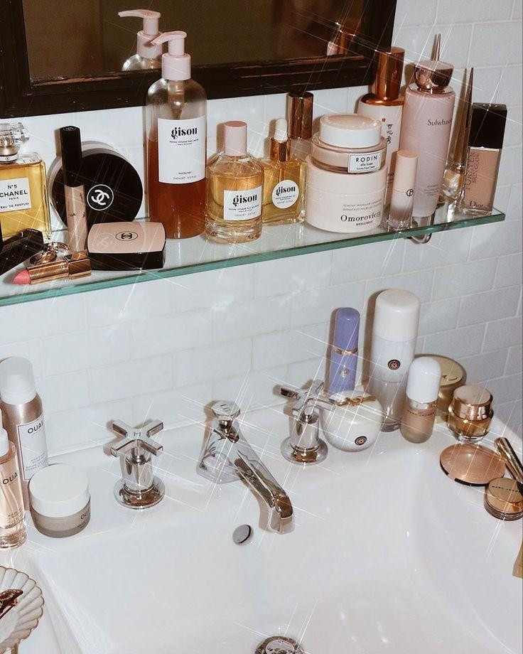 Môi trường trong phòng tắm thường ẩm ướt và có nhiệt độ cao nên mỹ phẩm sẽ bị nhiễm vi khuẩn và mau hỏng.