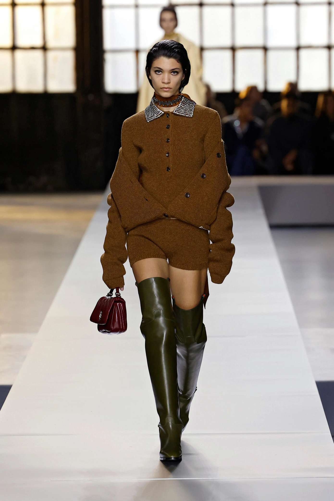 Chiếc áo cardigan nhiều tầng màu chocolate của Gucci. Chiếc áo cardigan nhiều tầng màu chocolate của Gucci.