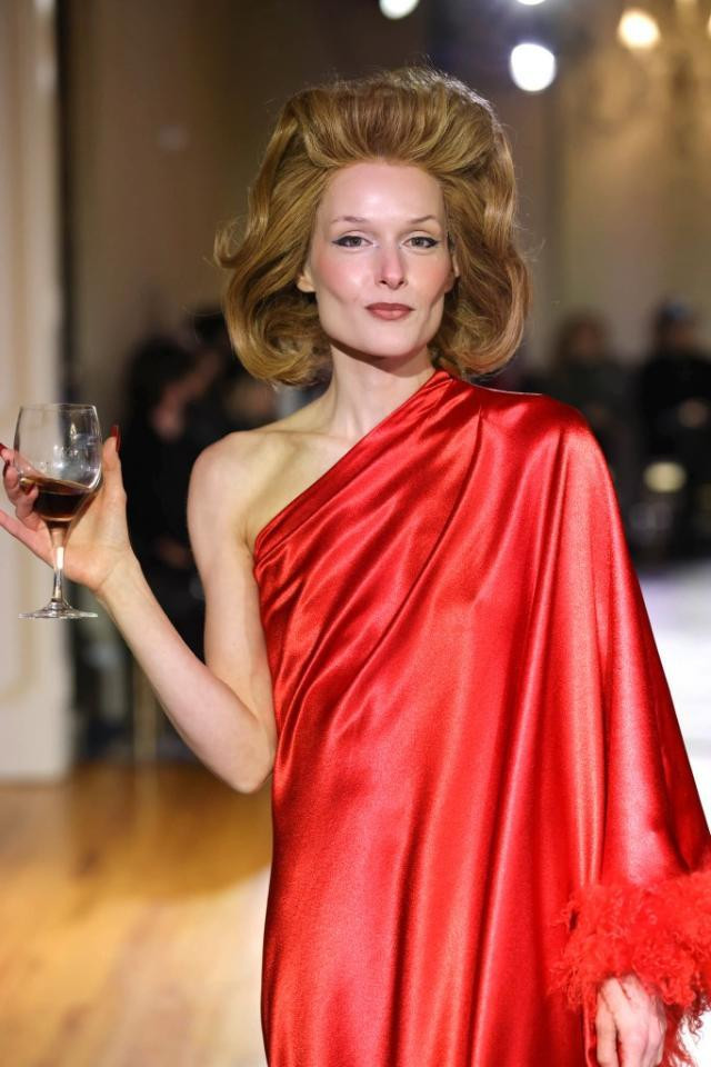 Eyeliner mắt mèo tinh tế hơn và mê hoặc hơn. Eyeliner mắt mèo tinh tế hơn và mê hoặc hơn.