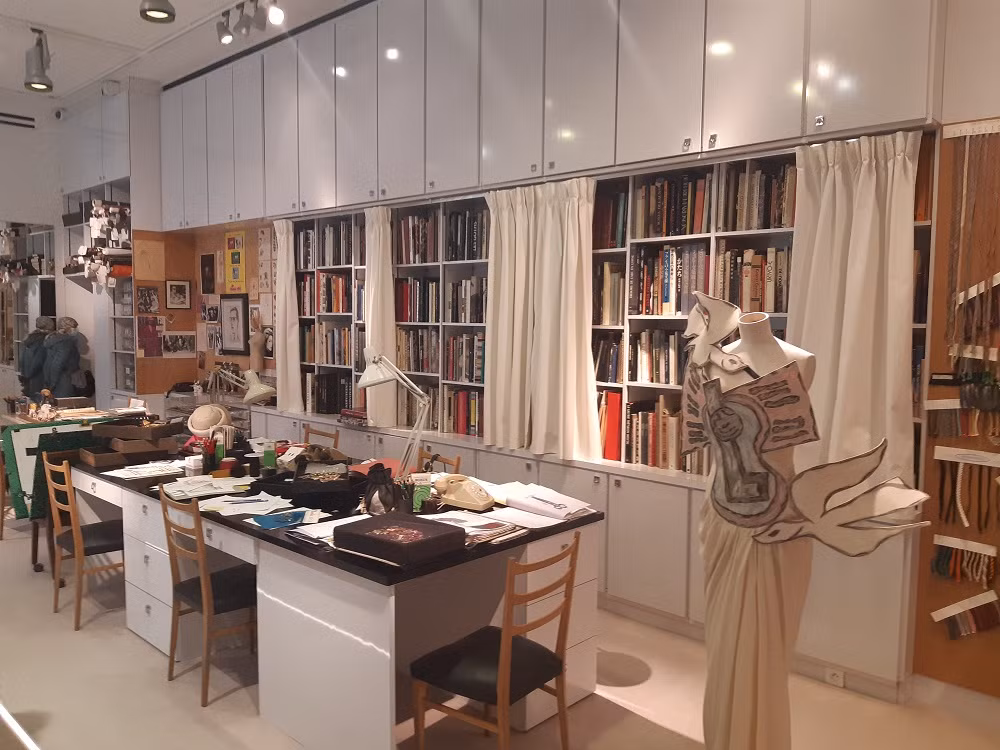 Musée Yves Saint Laurent Paris - nơi trưng bày những thiết kế ấn tượng của Yves Saint Laurent.