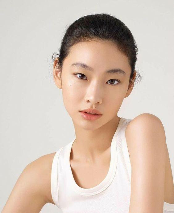 Do môi trường và thời tiết nóng, da dễ bị tắc nghẽn do bã nhờn, tạp chất và da chết khiến lỗ chân lông có xu hướng to ra. Do môi trường và thời tiết nóng, da dễ bị tắc nghẽn do bã nhờn, tạp chất và da chết khiến lỗ chân lông có xu hướng to ra.