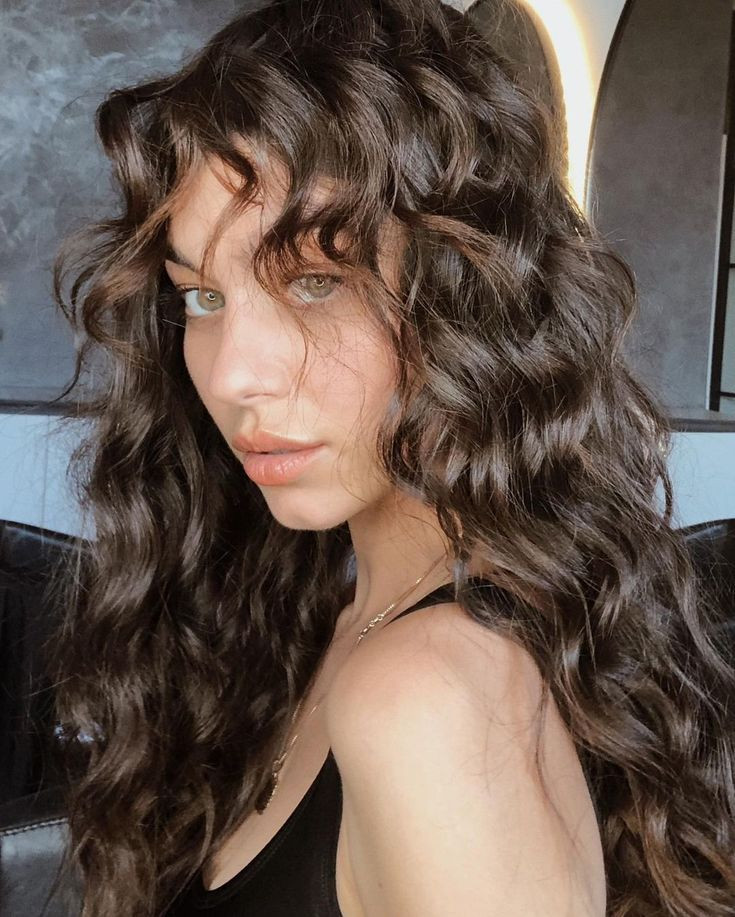 Mái thưa và xoăn nhẹ kiểu nàng tiên cá cùng tóc xoăn sẽ hợp xu hướng hơn.