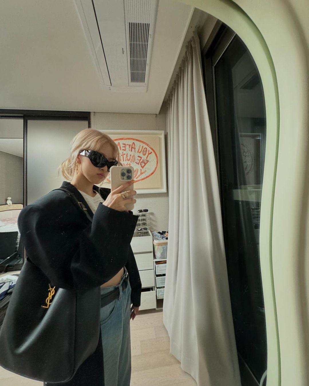 Rosé chọn túi tote big size của thương hiệu Saint Laurent, màu đen cổ điển làm nổi bật sự thanh lịch dù cô ấy luôn theo đuổi phong cách thoải mái.