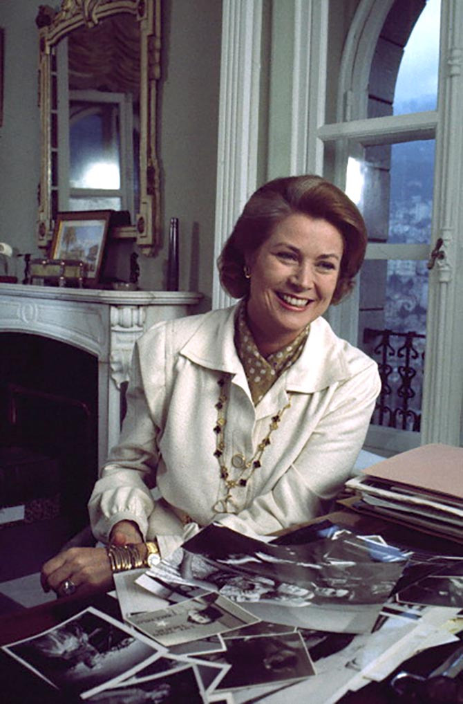 Công nương Grace Kelly và chuỗi vòng cổ Alhambra làm từ đá malachit. Công nương Grace Kelly và chuỗi vòng cổ Alhambra làm từ đá malachit.