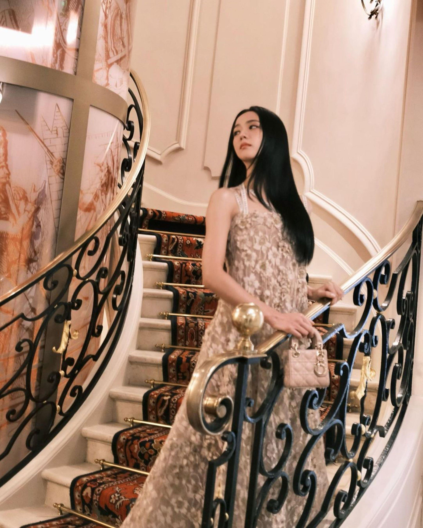 Jisoo ưa chuộng những chiếc đầm suông hoặc váy ngắn giúp che đi khuyết điểm eo thẳng. Jisoo ưa chuộng những chiếc đầm suông hoặc váy ngắn giúp che đi khuyết điểm eo thẳng.