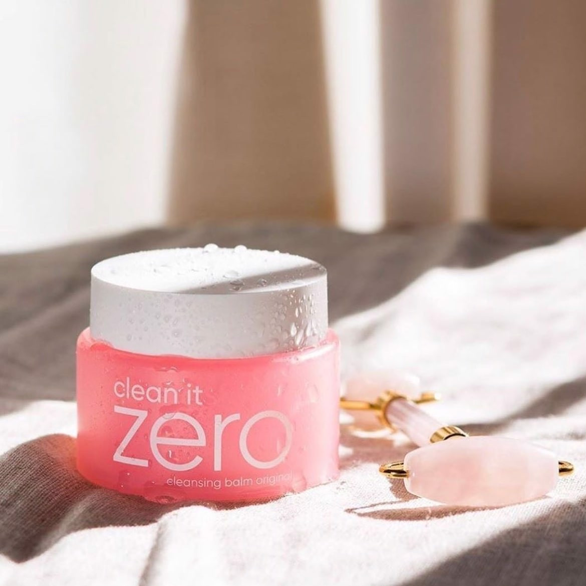 Clean It Zero của Banila Co có kết cấu nhẹ, giống như kem. Clean It Zero của Banila Co có kết cấu nhẹ, giống như kem.