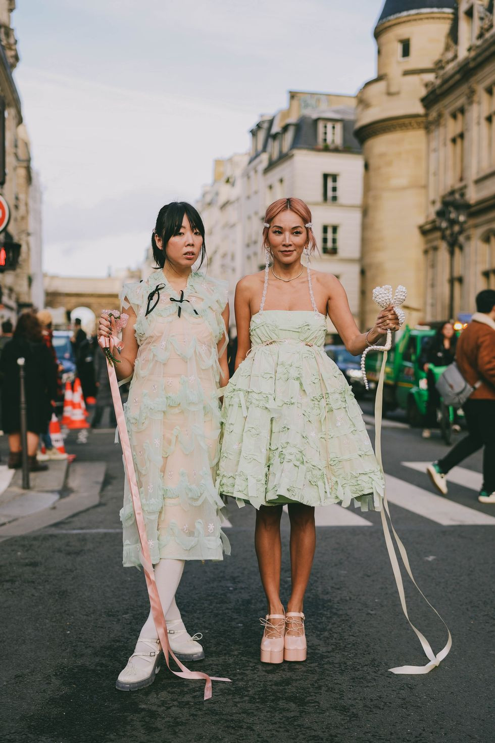 Các fashionista "slay" hết nấc với xu hướng Coquette đang phủ sóng từ Âu sang Á.