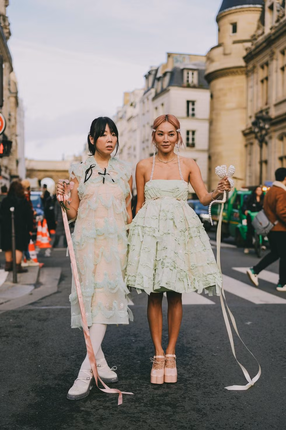 Các fashionista "slay" hết nấc với xu hướng Coquette đang phủ sóng từ Âu sang Á.